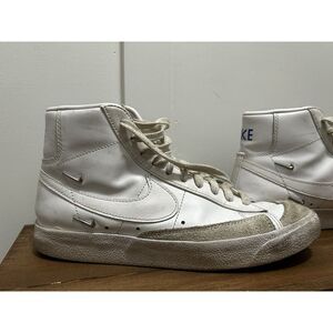 Size 8.5- Nike Blazer '77 SE Mid Sisterhood - White Metallic‎ Silver W